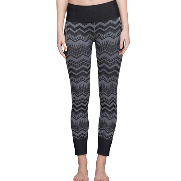 LULULEMON Ebb to Street Seamless Cropped 26" Leggings in black & grey Chevron - Picture 1 of 12